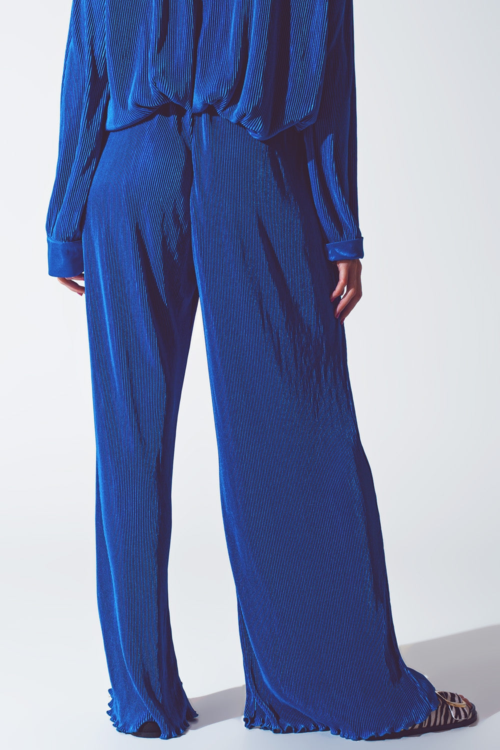 Pantalon large plissé en satin en bleu