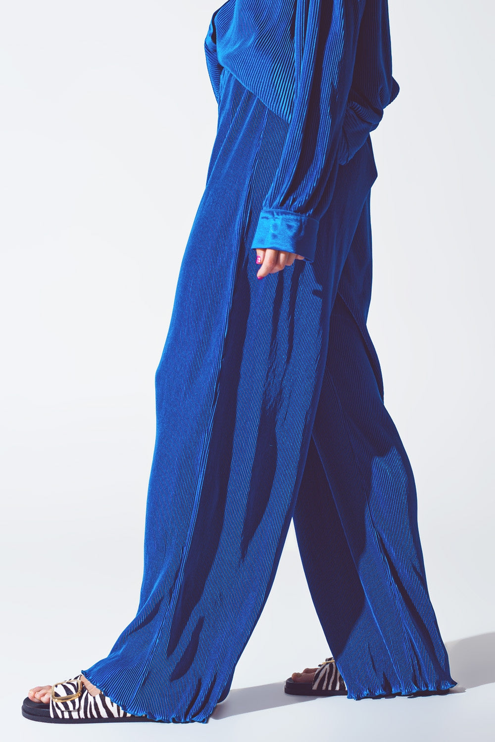 Pantalon large plissé en satin en bleu