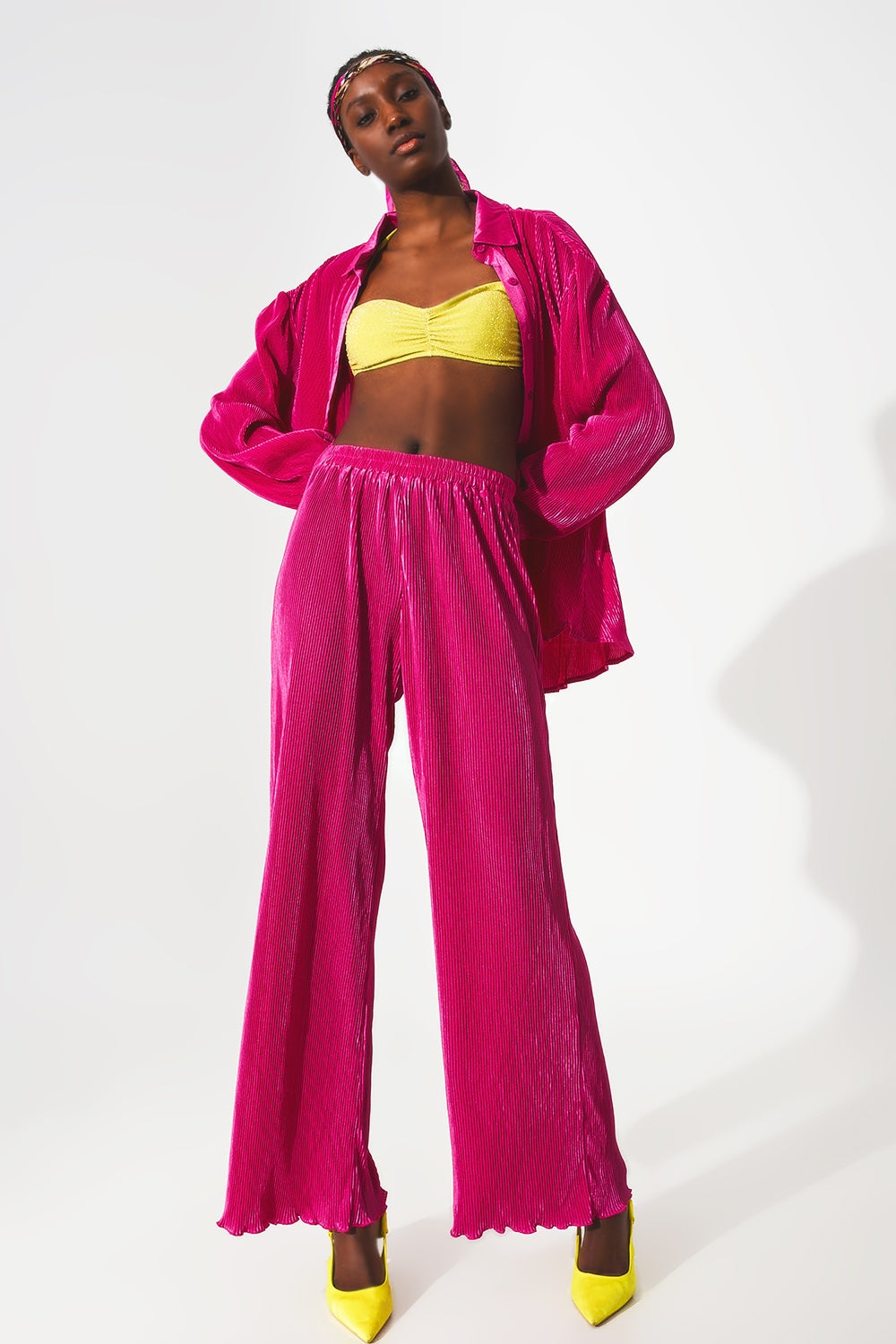 Pantalon large plissé en satin fuchsia