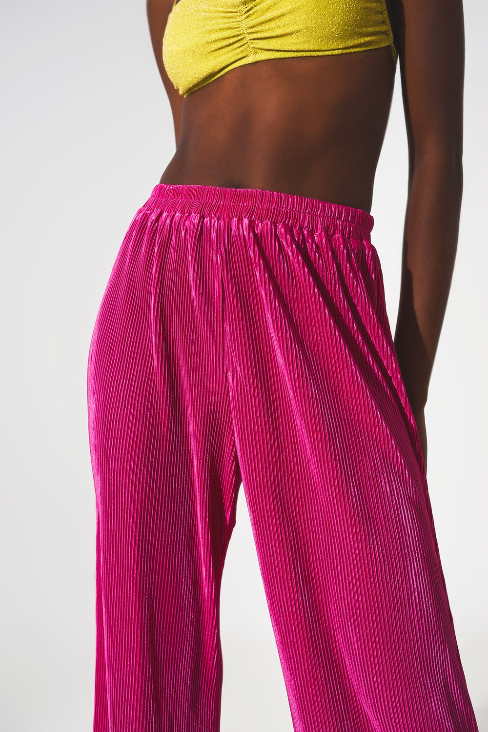 Pantalon large plissé en satin fuchsia