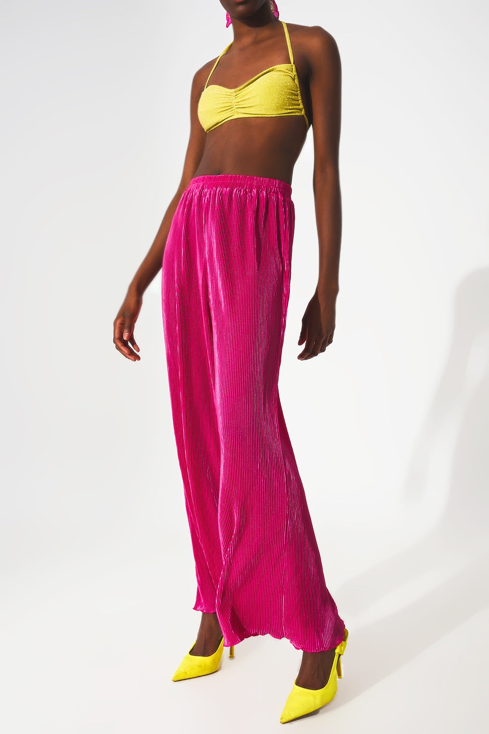 Pantalon large plissé en satin fuchsia