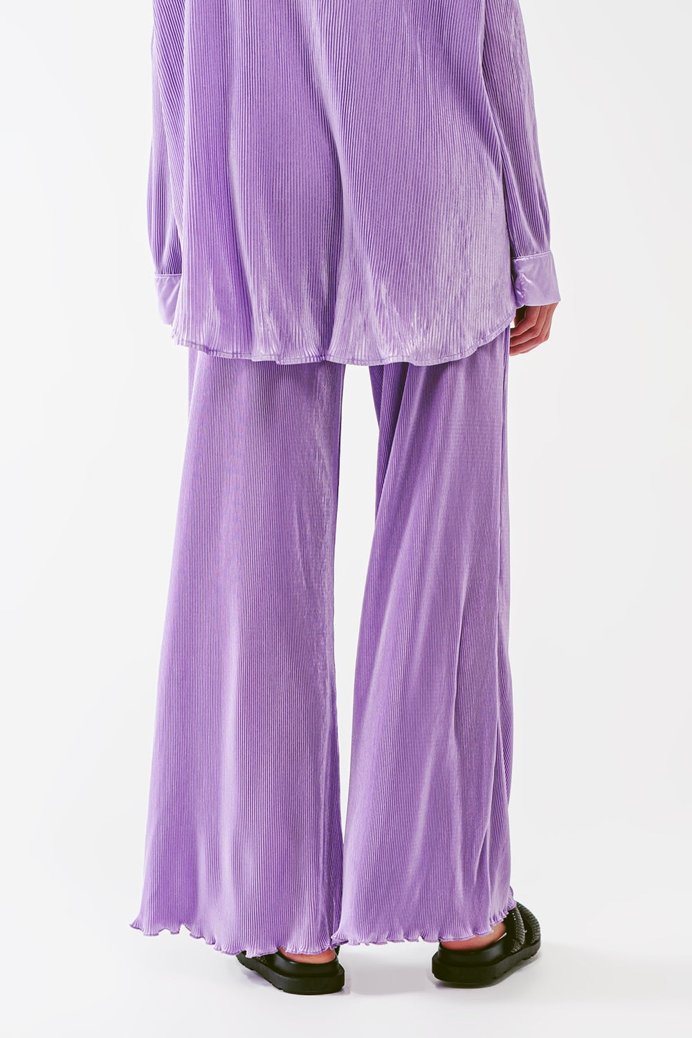 Pantalon large plissé en satin lila