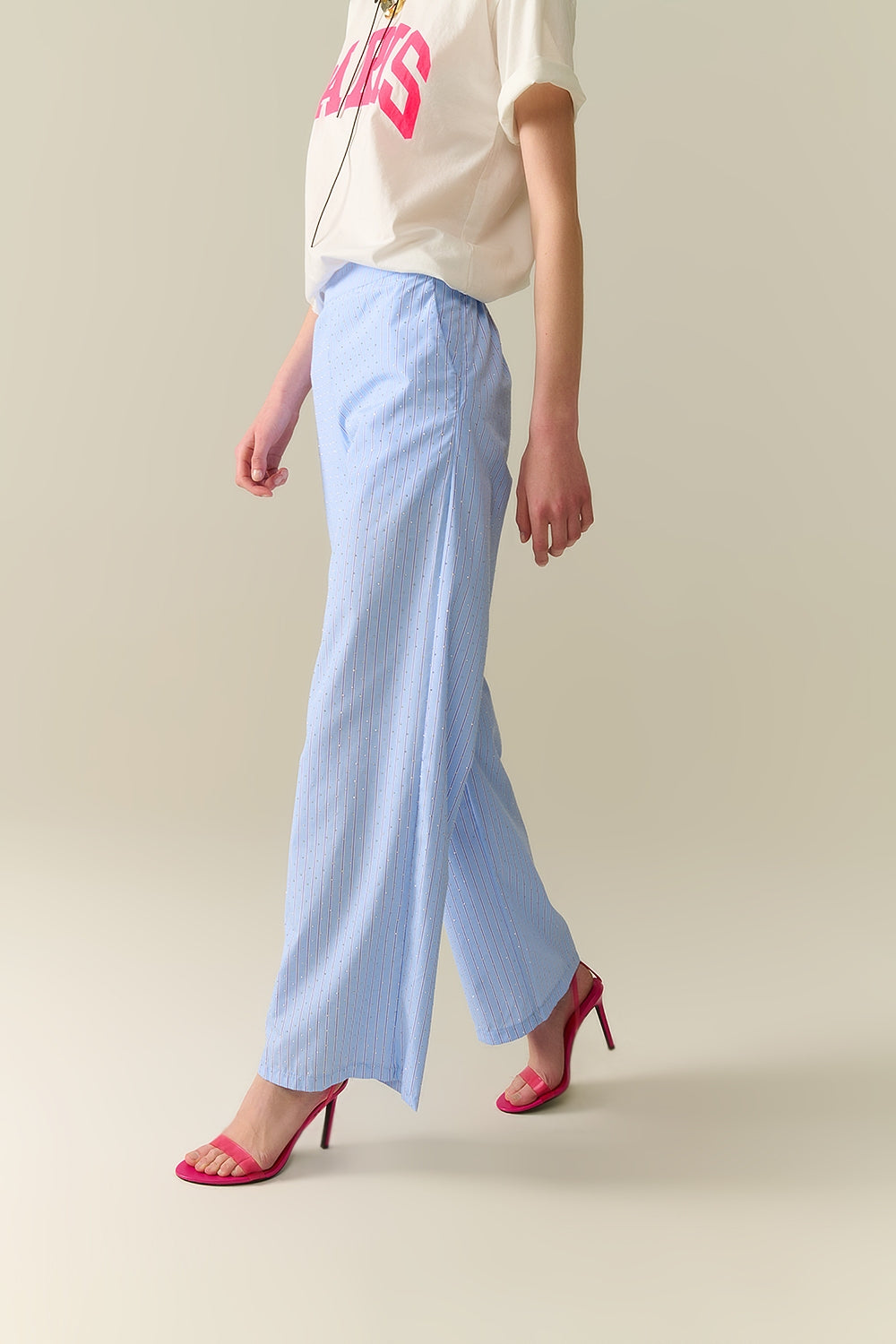 Pantalon large rayé bleu avec ornements en strass