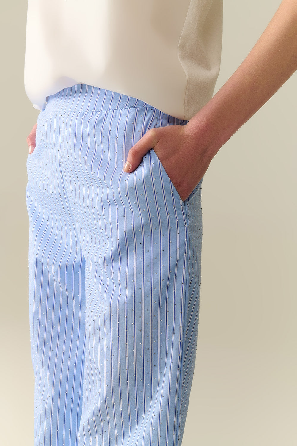 Pantalon large rayé bleu avec ornements en strass