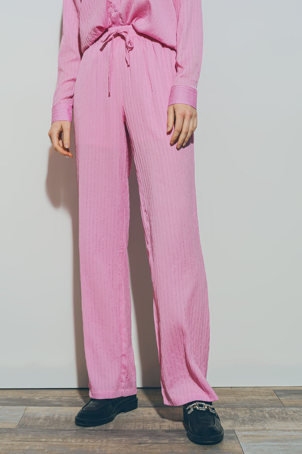 Pantalon large texturé en rose