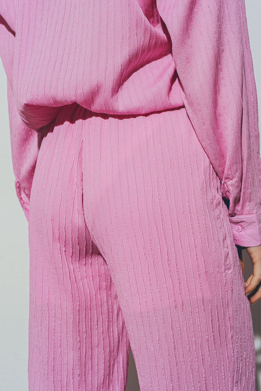 Pantalon large texturé en rose