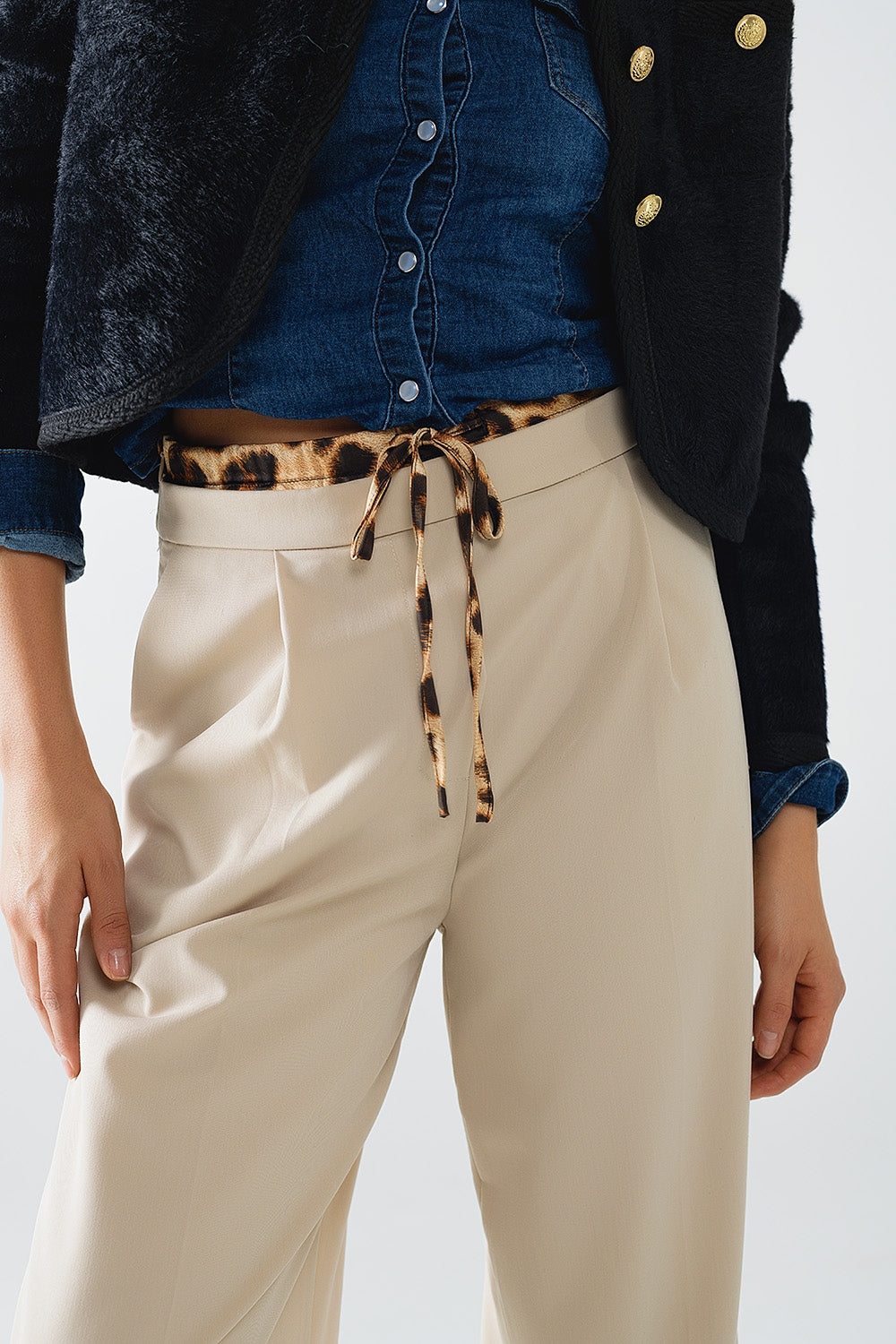 Pantalon long beige à plis avec détail léopard à la taille