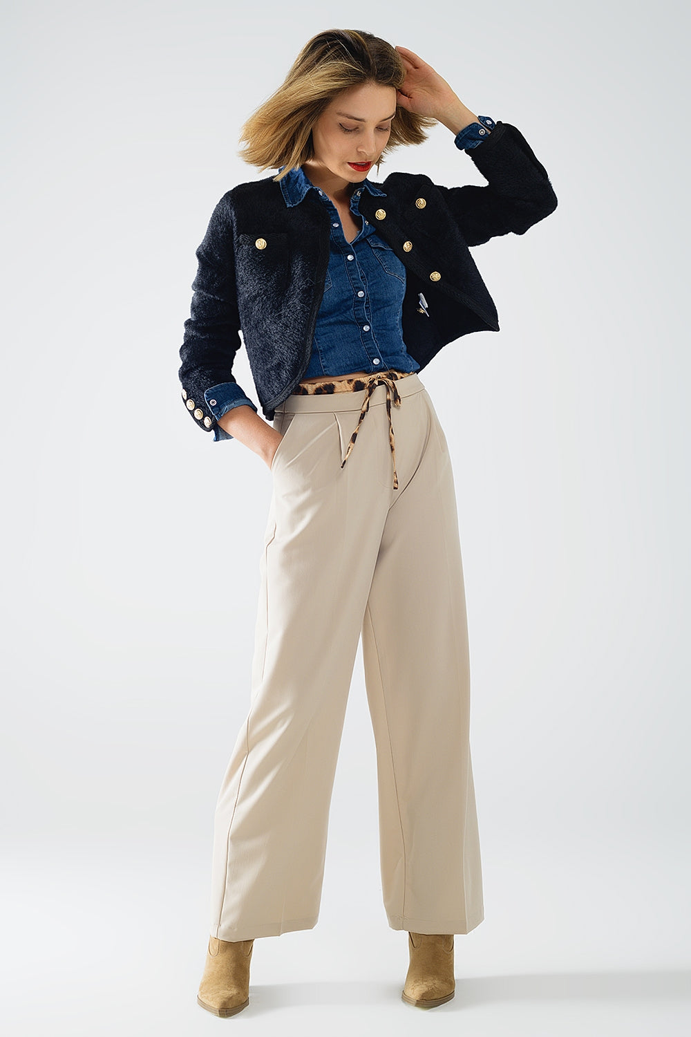 Pantalon long beige à plis avec détail léopard à la taille