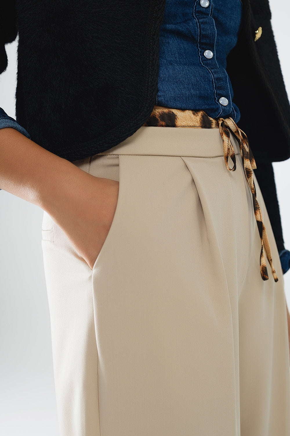 Pantalon long beige à plis avec détail léopard à la taille
