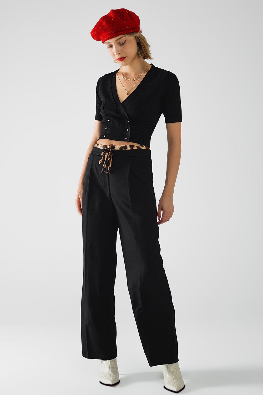 Pantalon long noir à plis avec détail léopard à la taille