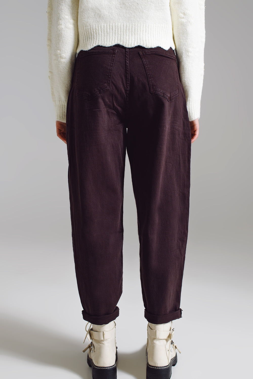 Pantalon marron décontracté avec des détails de poches à la taille