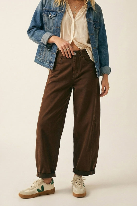 Q2 Pantalon marron large de style tonneau avec ourlets roulés