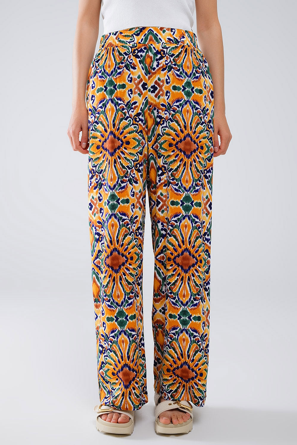 Pantalon multicouleure avec impression de fleurs en orange et bleu