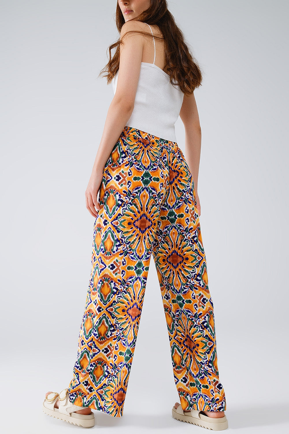 Pantalon multicouleure avec impression de fleurs en orange et bleu