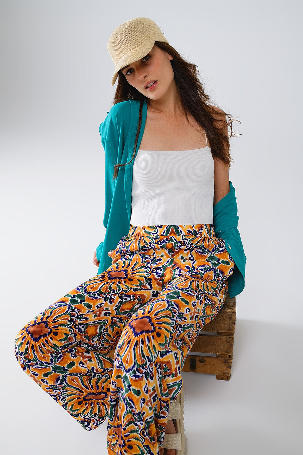 Pantalon multicouleure avec impression de fleurs en orange et bleu