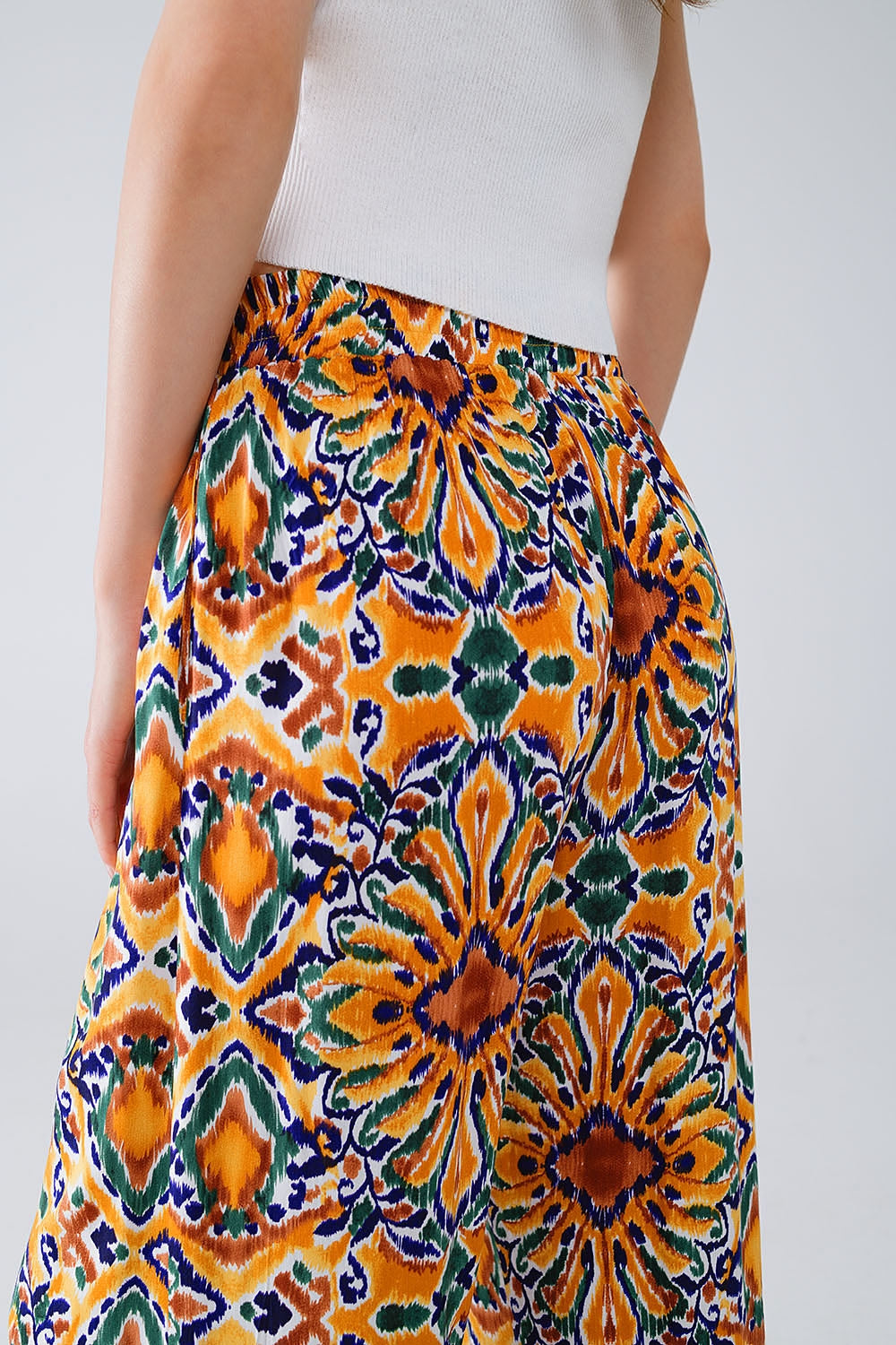Pantalon multicouleure avec impression de fleurs en orange et bleu