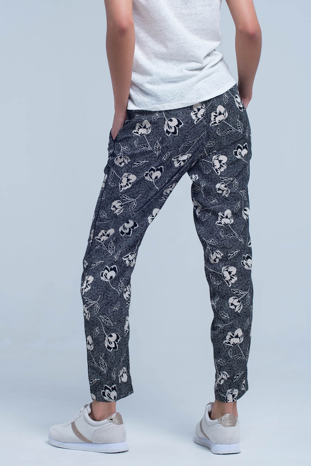 Pantalon noir à imprimé floral