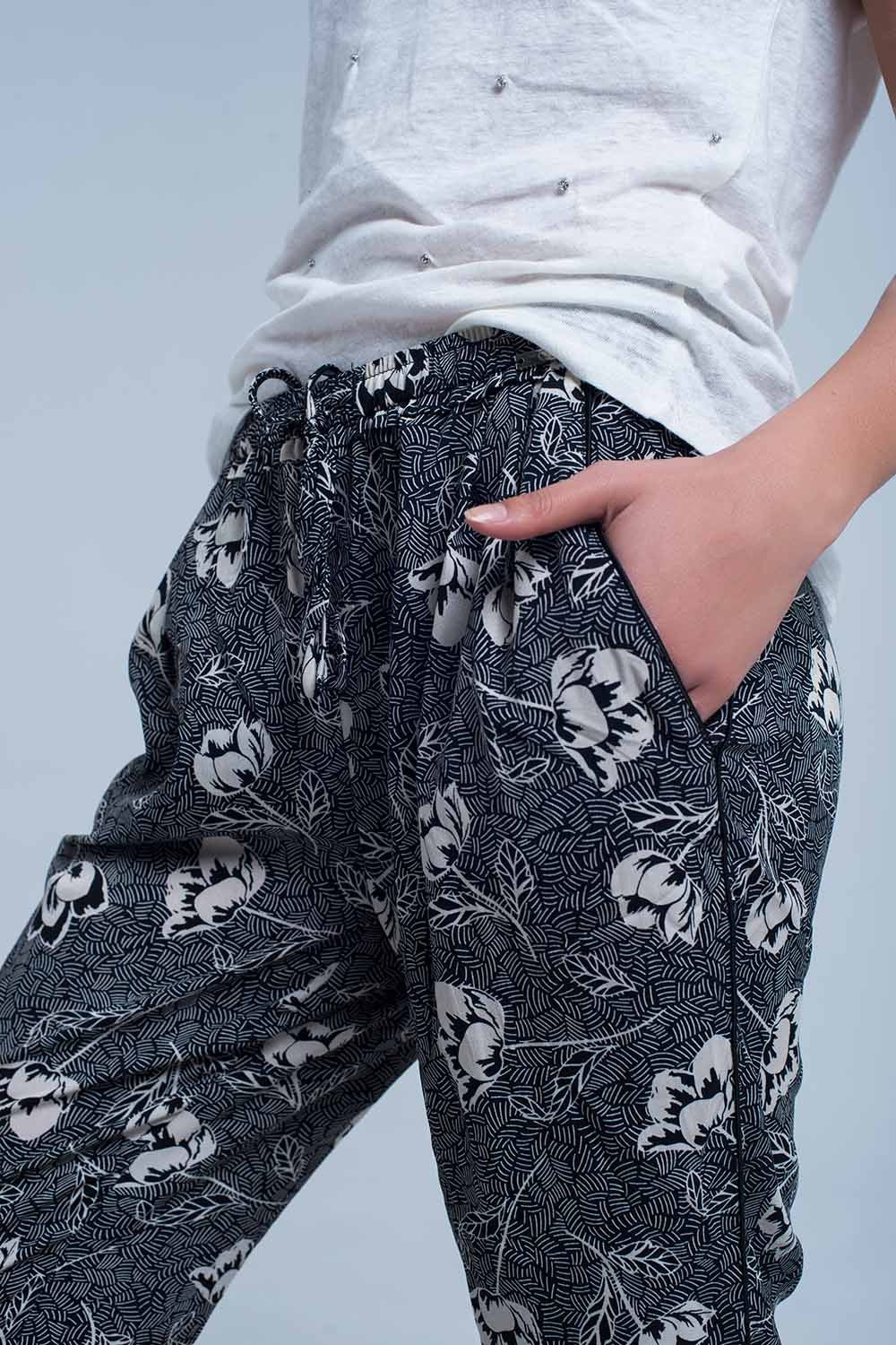 Q2 Pantalon noir à imprimé floral