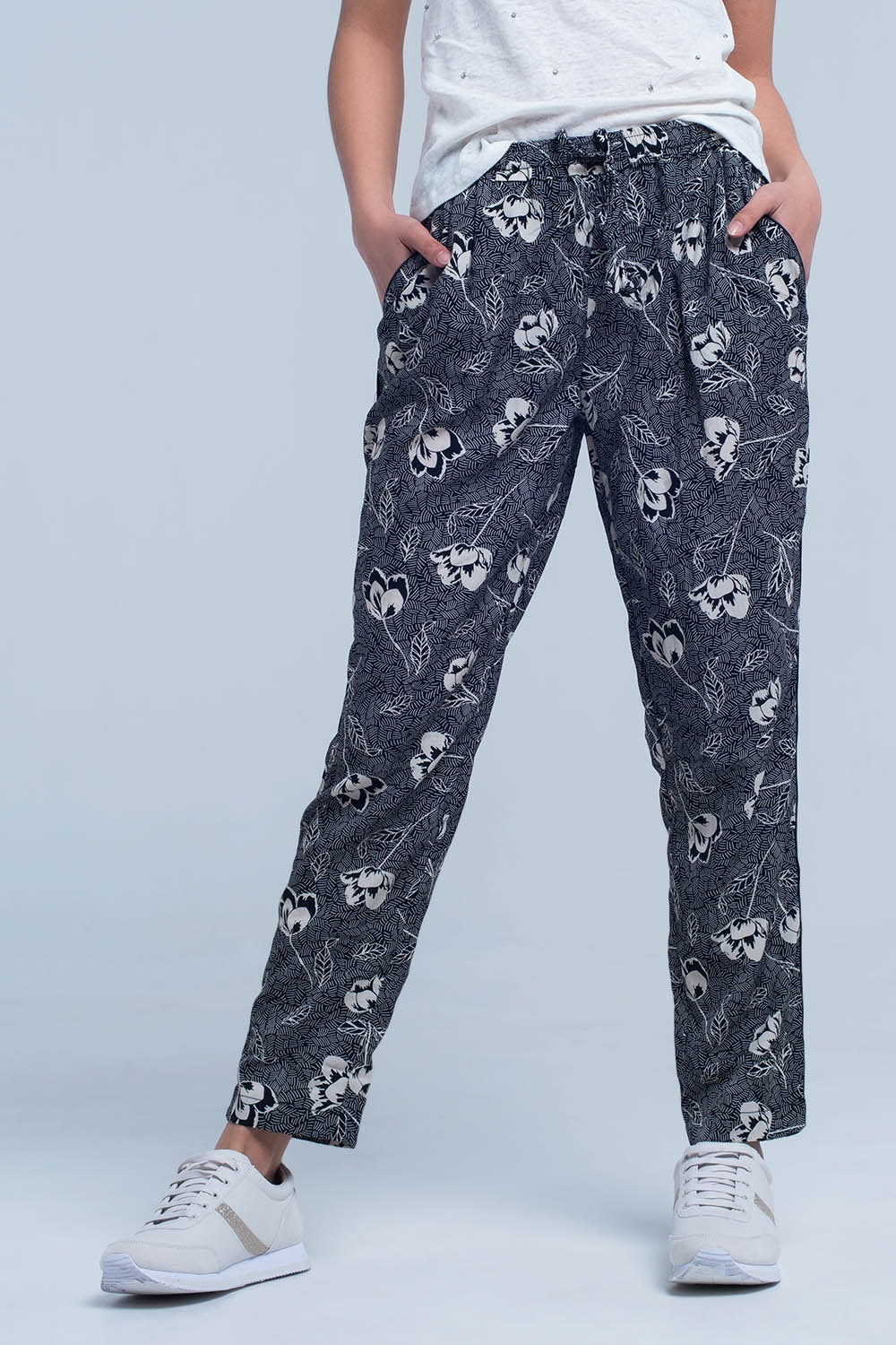 Pantalon noir à imprimé floral