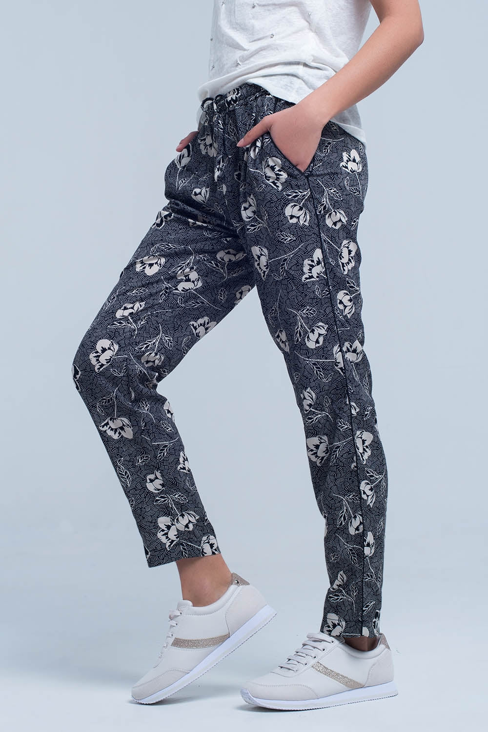 Pantalon noir à imprimé floral