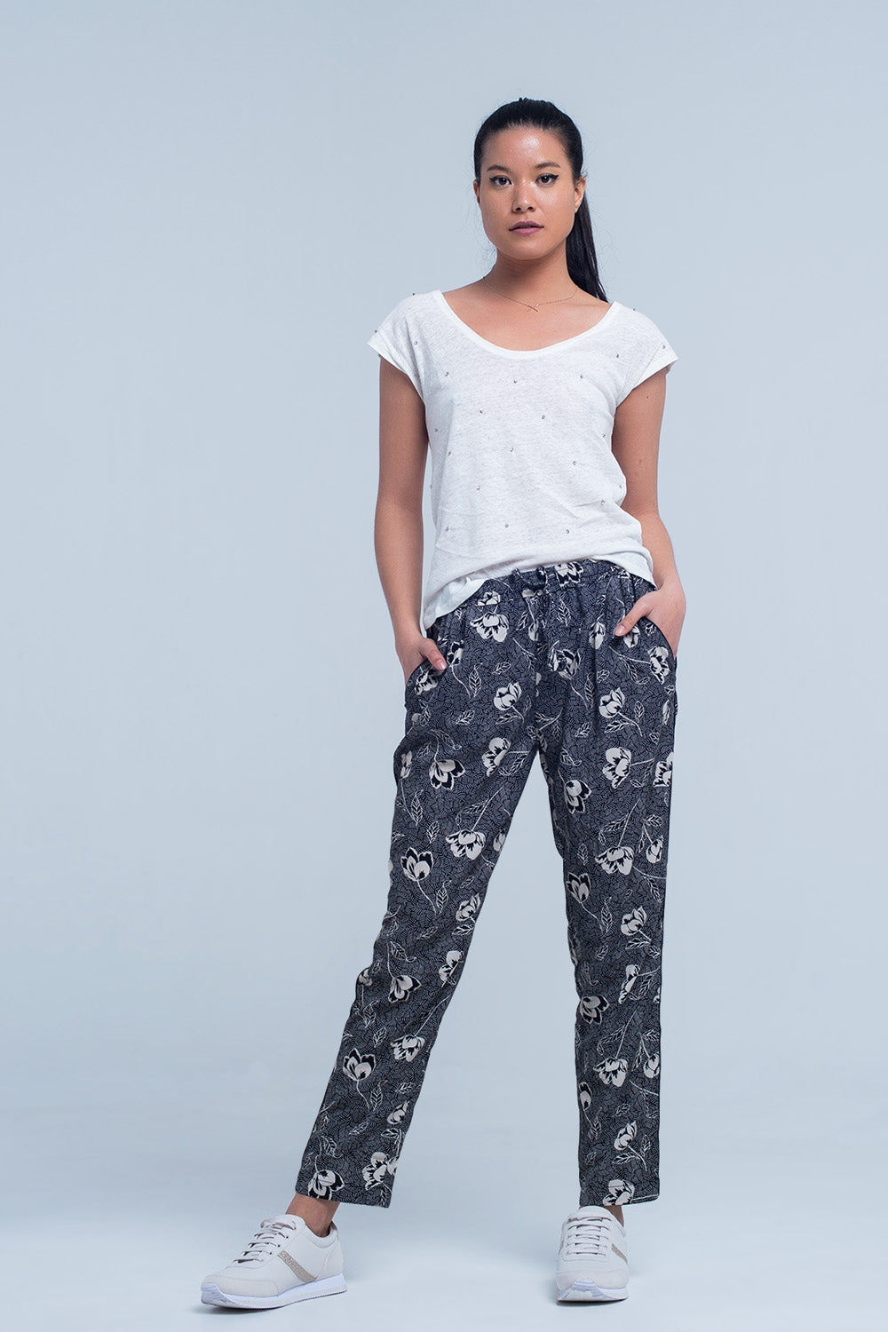 Pantalon noir à imprimé floral