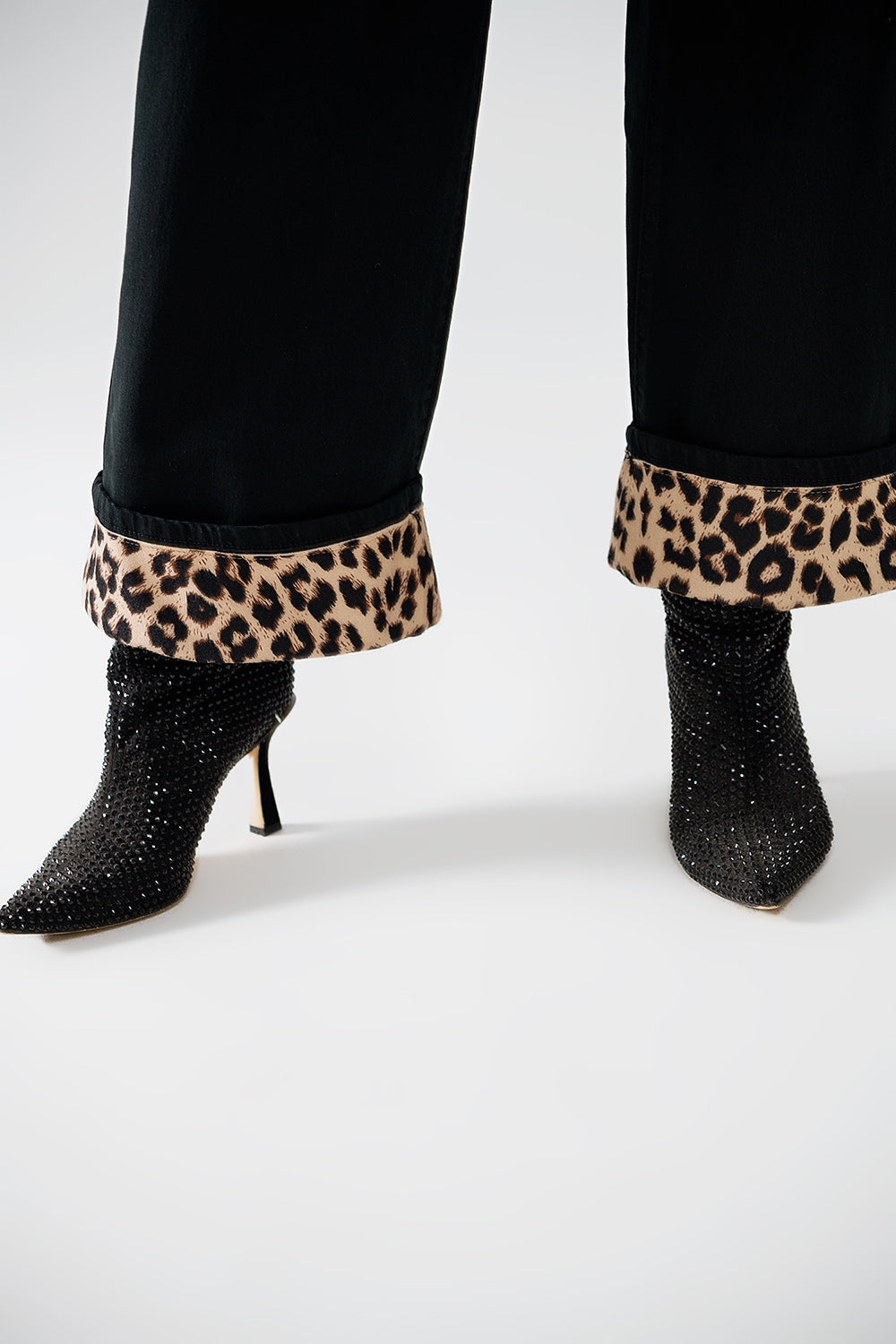 Pantalon noir à jambes larges avec imprimé léopard en bas