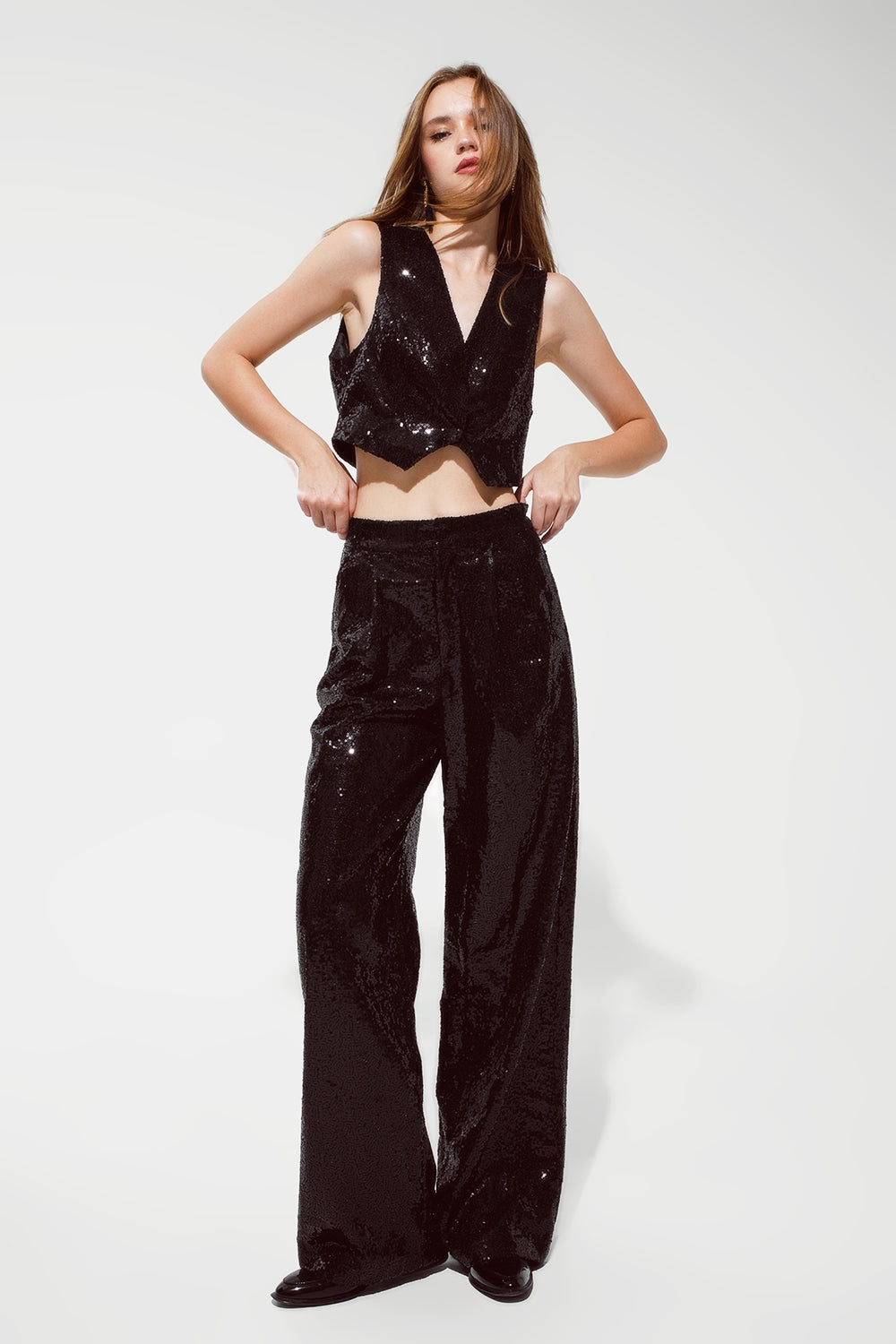 Pantalon noir à paillettes avec jambes évasées