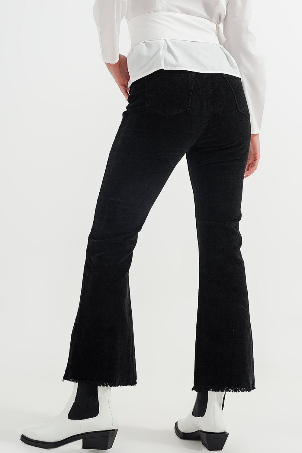 Pantalon noir évasé en velours côtelé extensible