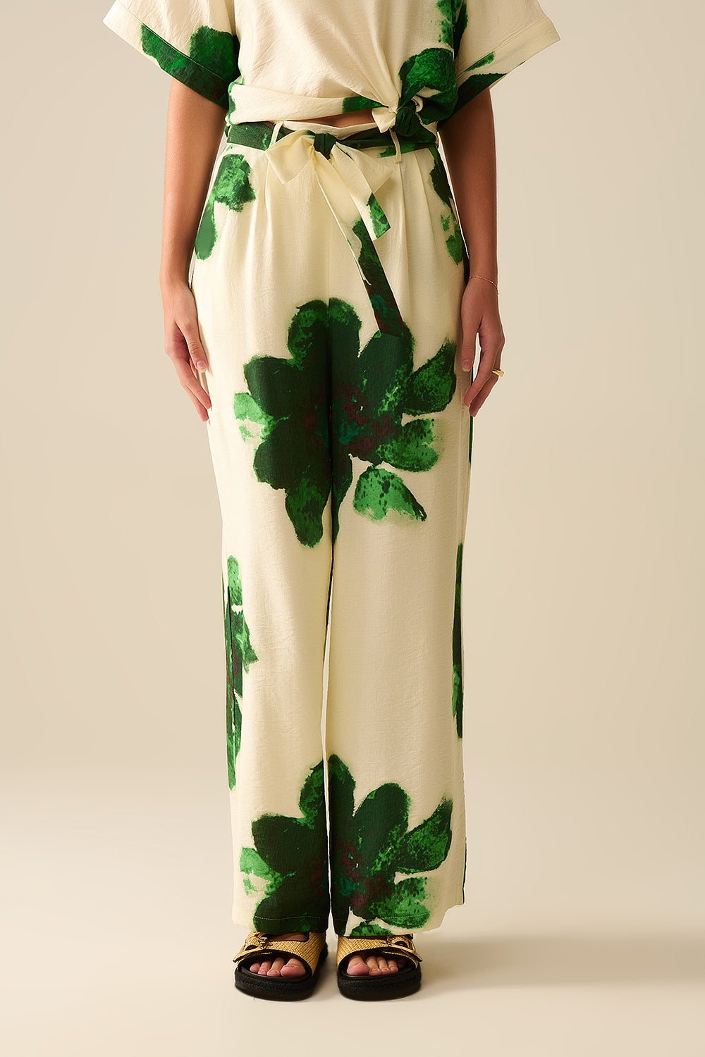 Q2 Pantalon Palazzo blanc avec imprimé de fleurs tropicales vertes et ceinture assortie