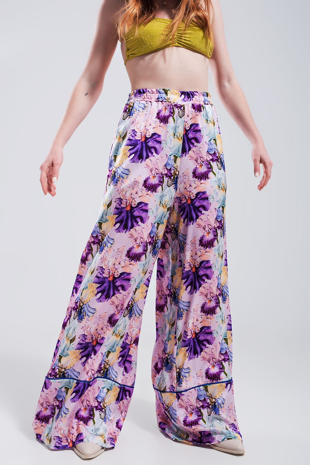 Pantalon pourpre large à taille haute en satin à imprimé fleuri