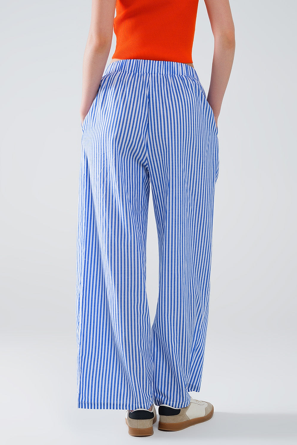 Pantalon rayé bleu avec taille élastique et poches