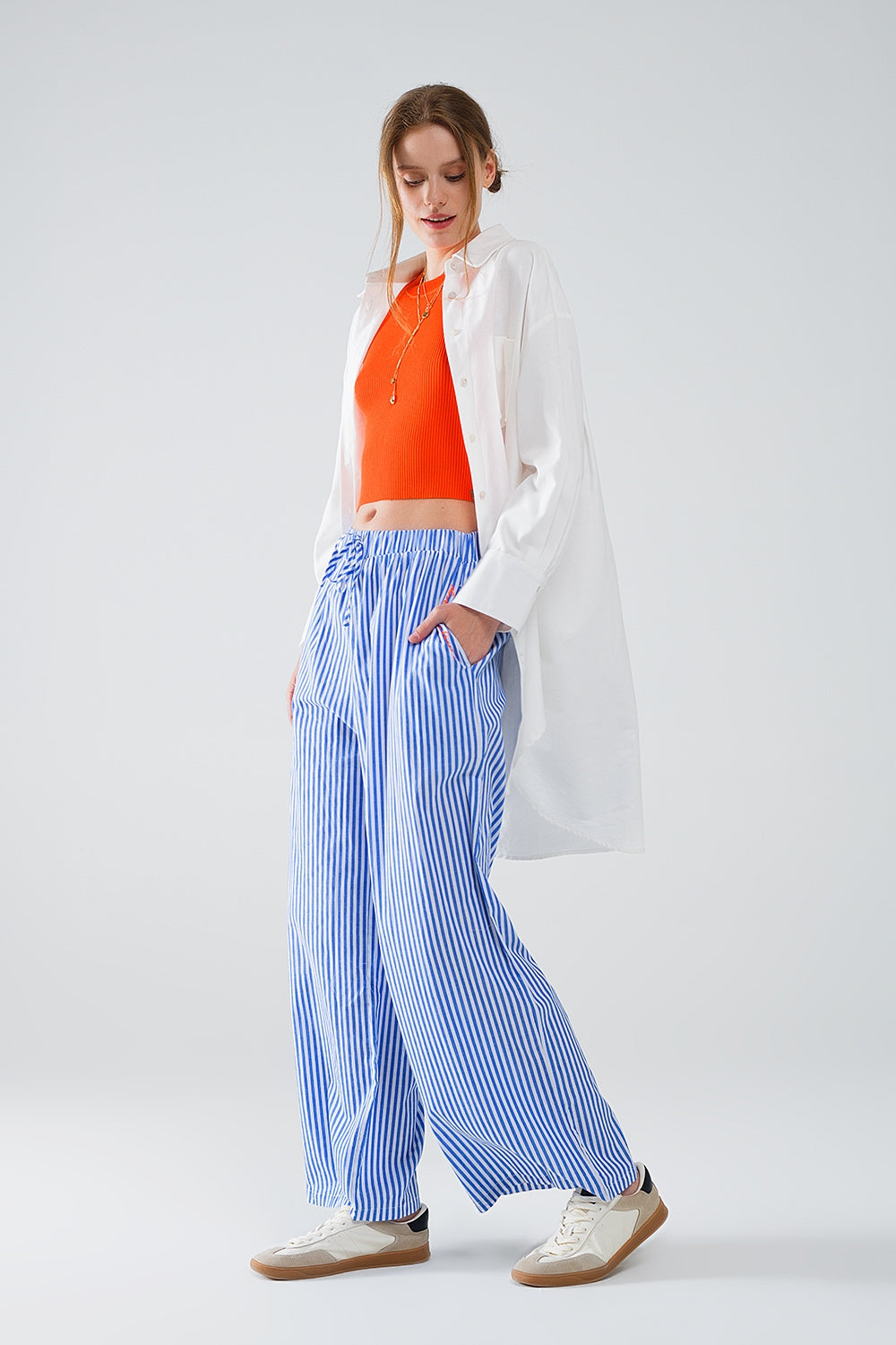 Pantalon rayé bleu avec taille élastique et poches