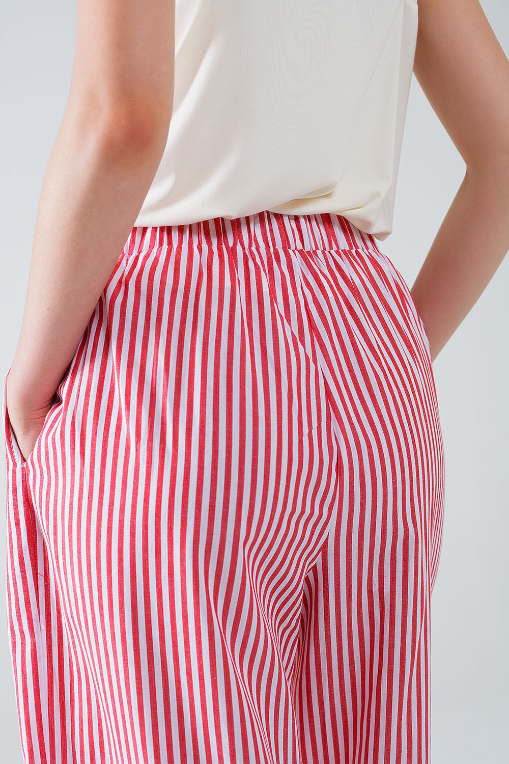 Pantalon rayé rouge avec taille élastique et poches