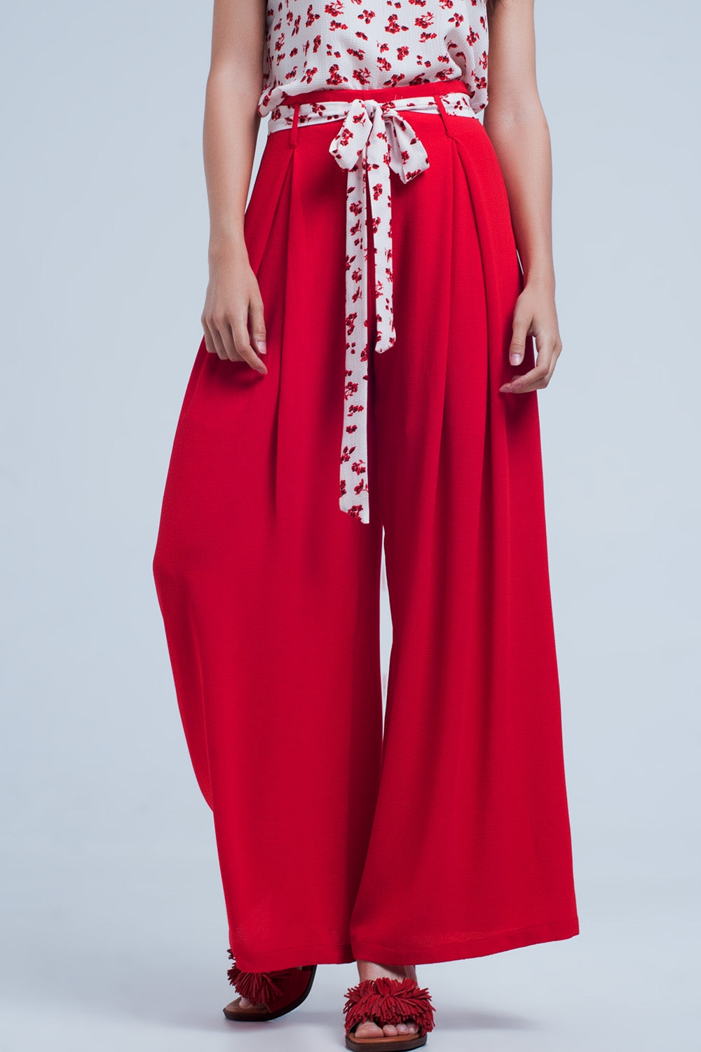 Pantalon rouge large plissé avec taille nouée