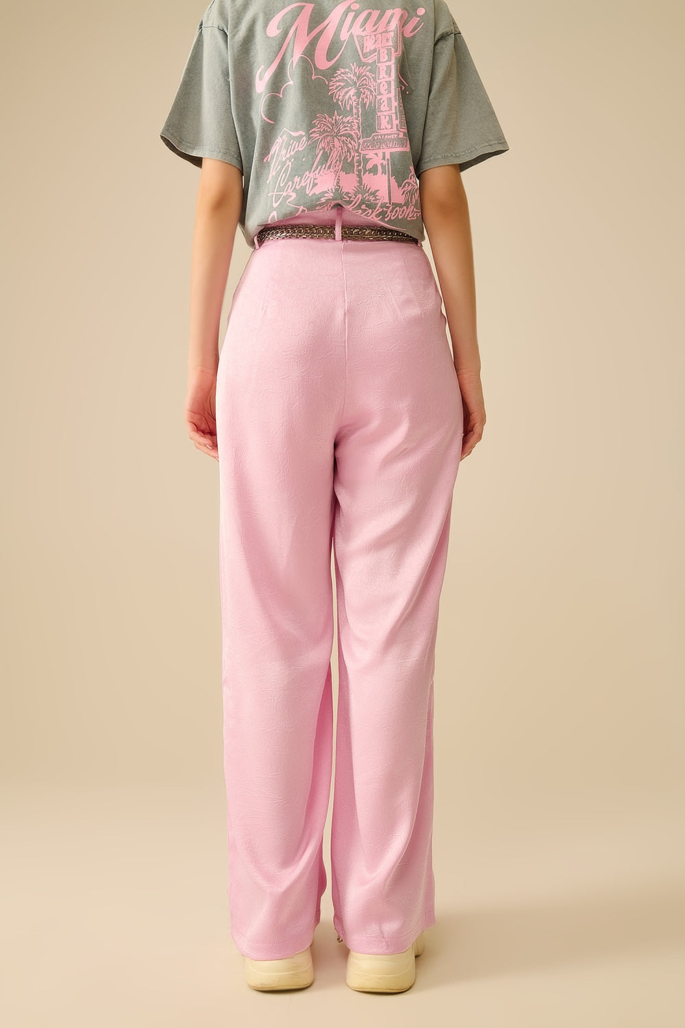 Pantalon satin tailleur à jambe large en rose