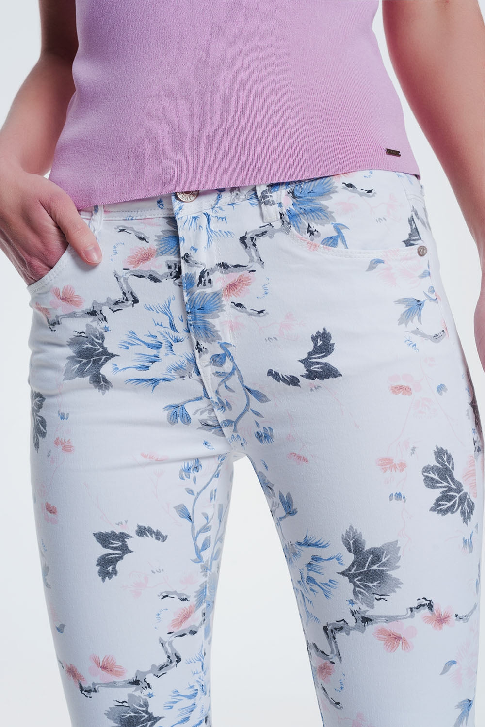 Pantalon skinny blanc à imprimé floral