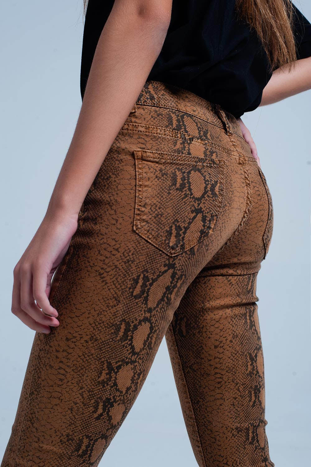 Pantalon slim orange à imprimé serpent