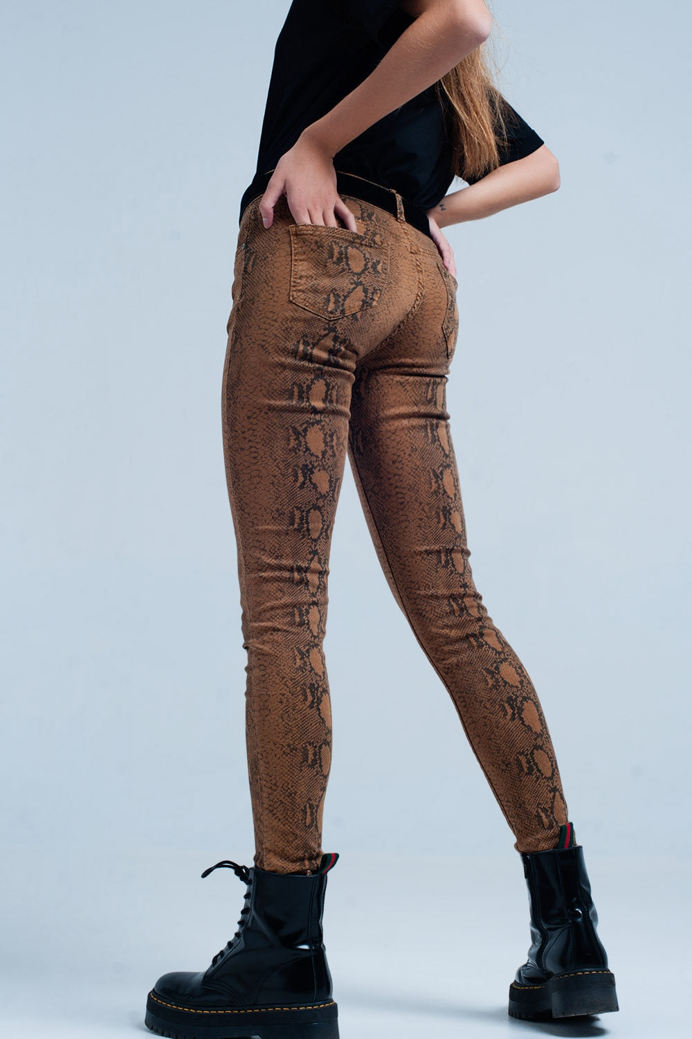 Pantalon slim orange à imprimé serpent