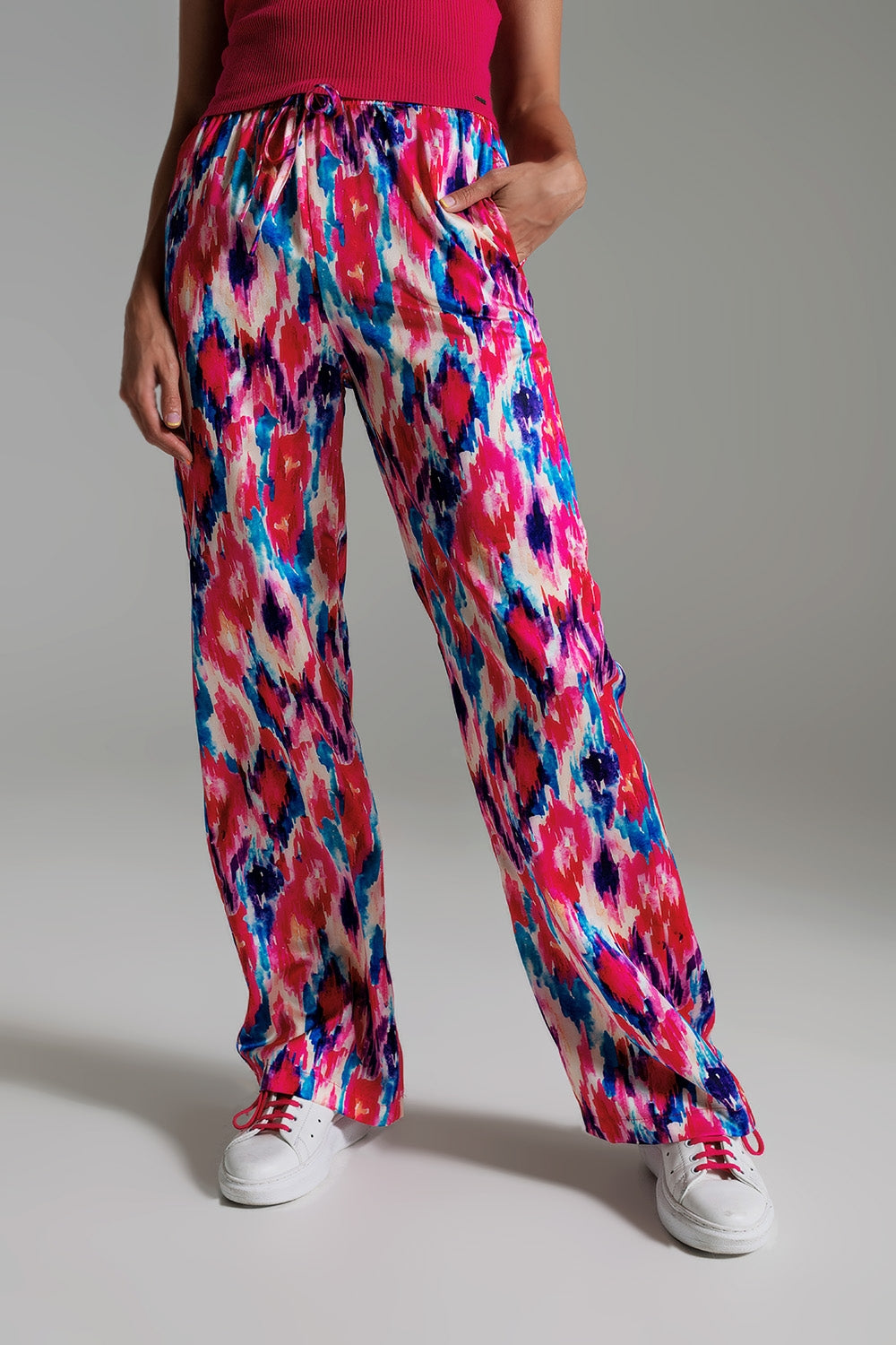 Pantalon style palazzo à motif abstrait rose et bleu