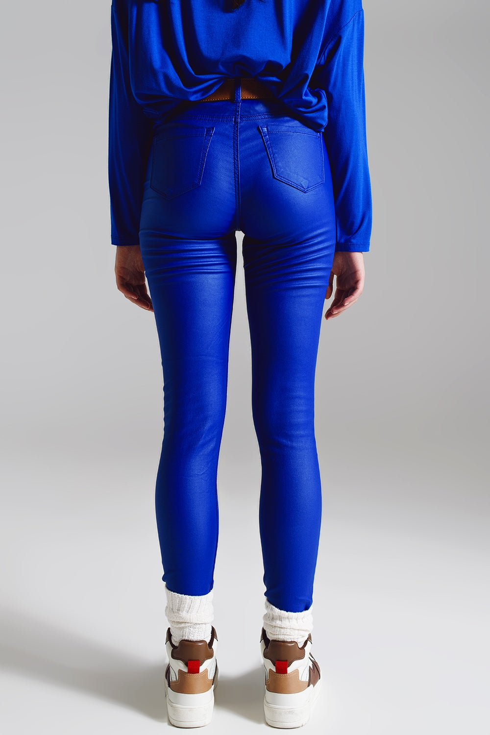 Pantalon super skinny faux cuir bleu électrique.