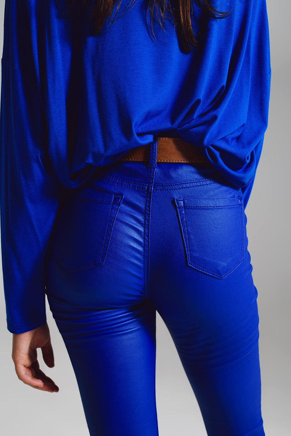 Pantalon super skinny faux cuir bleu électrique.