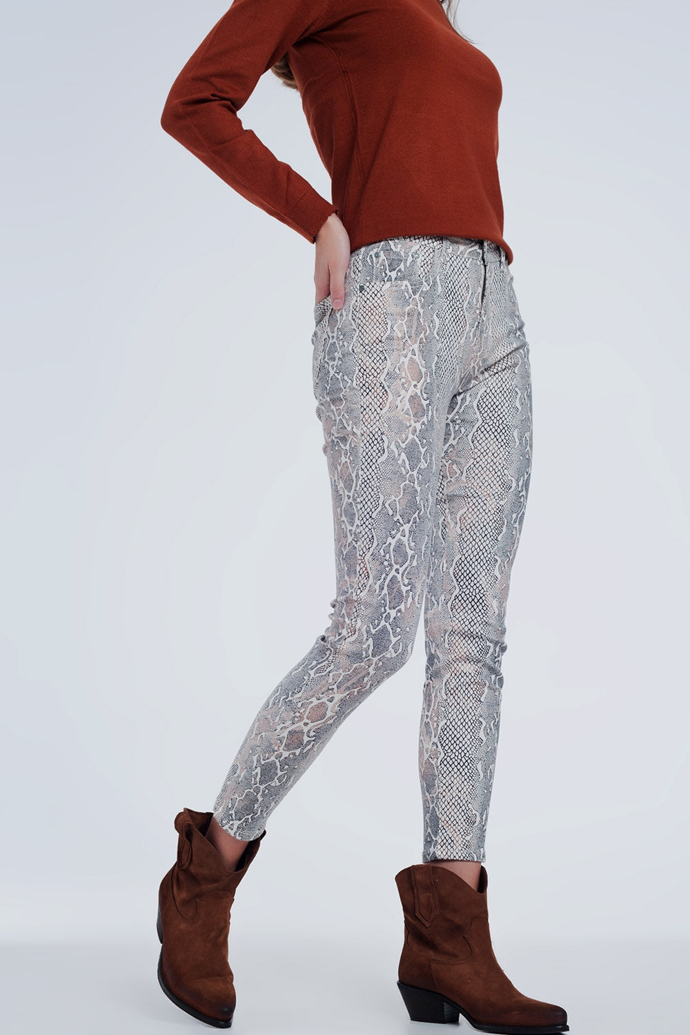 Pantalon texturé à imprimé serpent beige