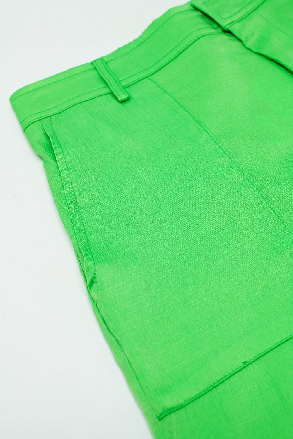 Pantalon vert satin avec poches latérales et anneaux de ceinture