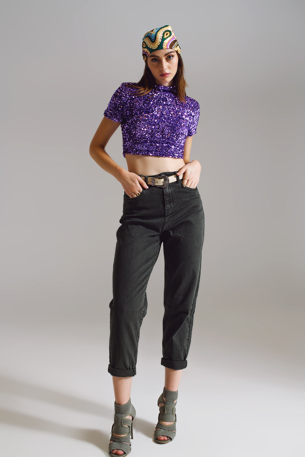 Pantalons décontractés vert kaki avec détails de poche à la taille.