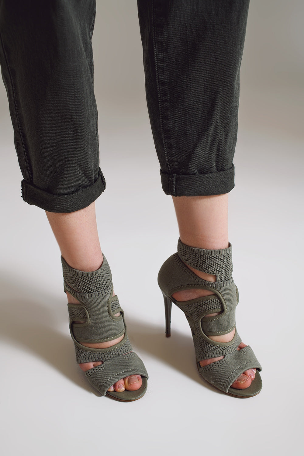 Pantalons décontractés vert kaki avec détails de poche à la taille.