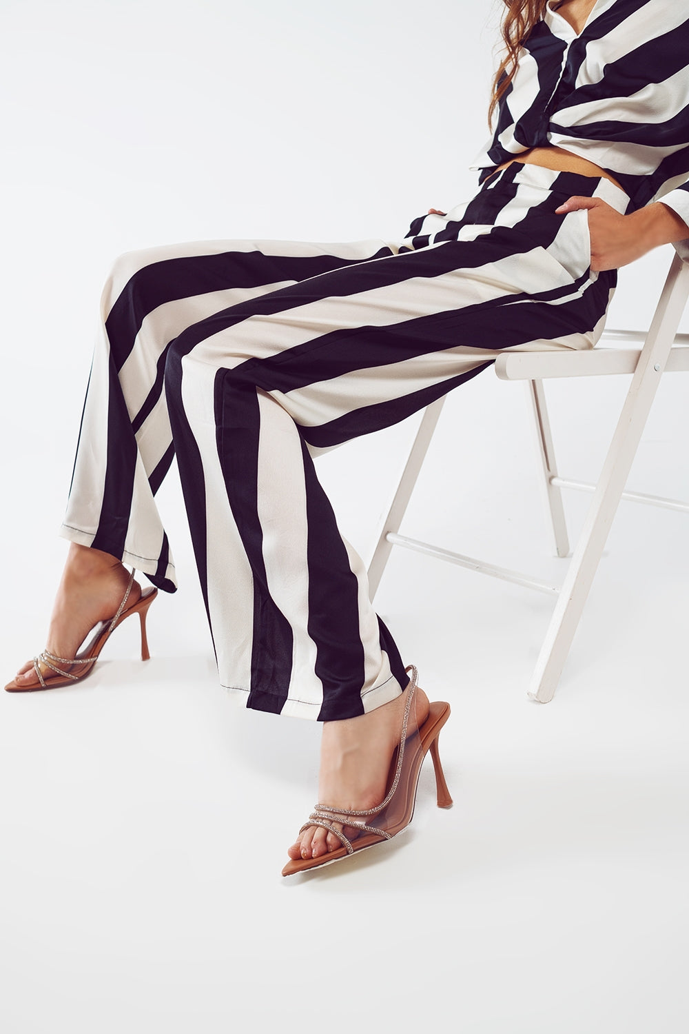 Q2 Pantalons droits motif rayé et coupe décontractée en noir et blanc.