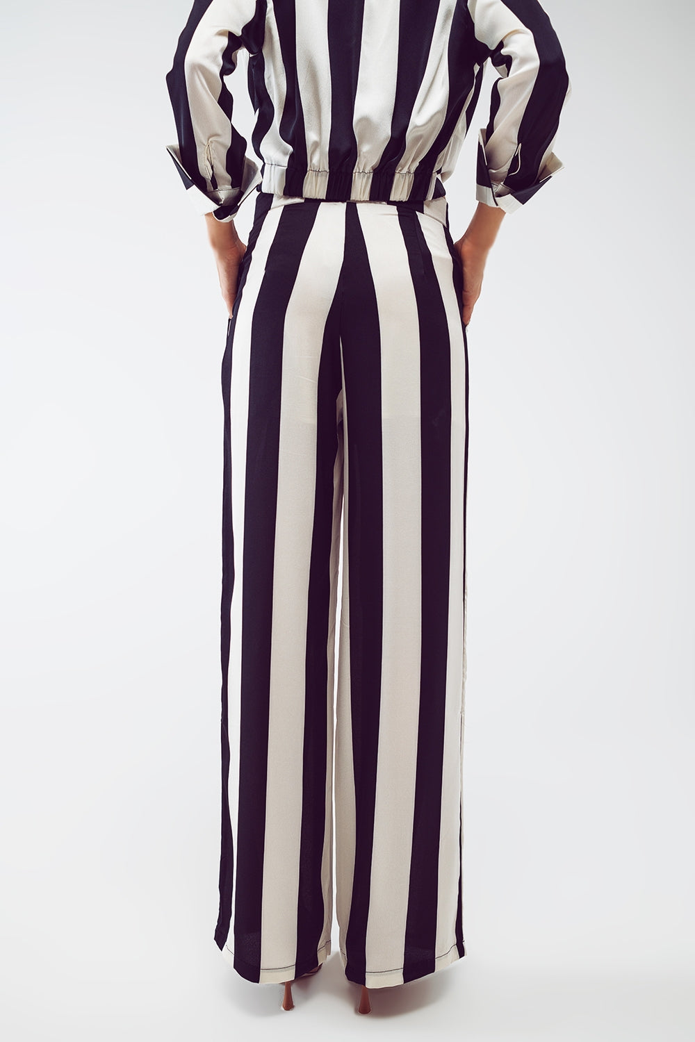 Pantalons droits motif rayé et coupe décontractée en noir et blanc.