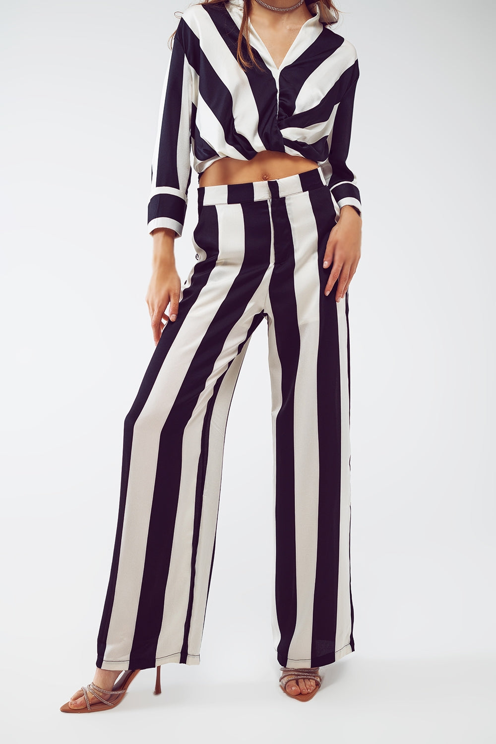 Pantalons droits motif rayé et coupe décontractée en noir et blanc.