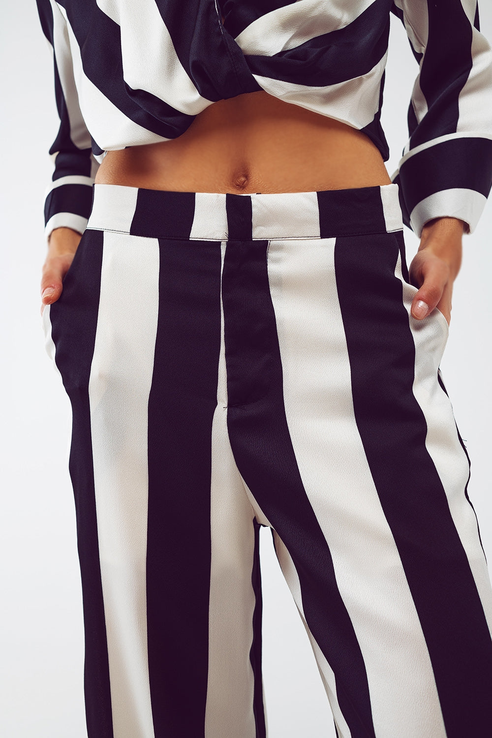Pantalons droits motif rayé et coupe décontractée en noir et blanc.
