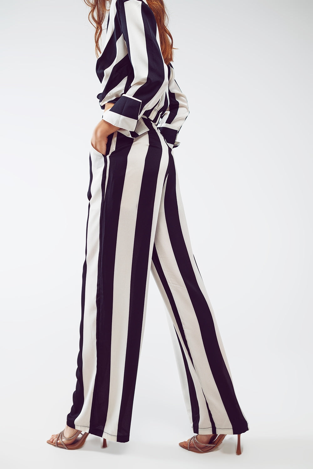 Pantalons droits motif rayé et coupe décontractée en noir et blanc.